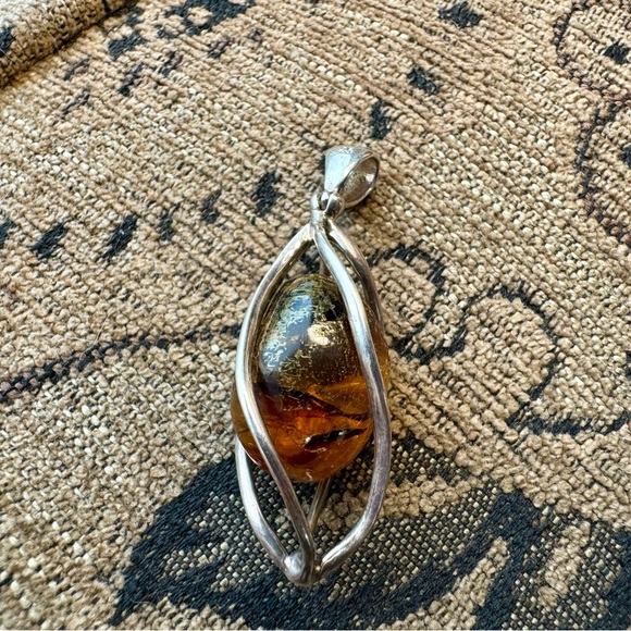 Amber and sterling silver cage pendant. - Picture 5 of 13